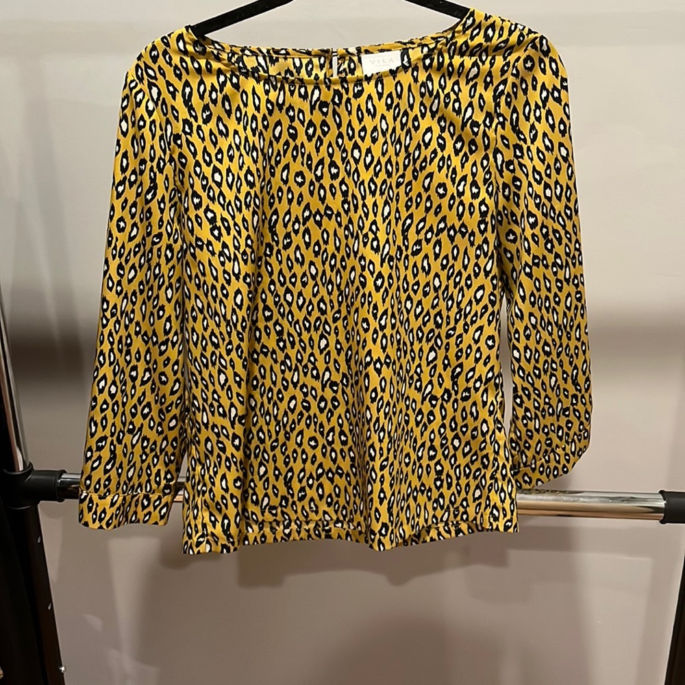 Silk yellow cheetah pattern work top